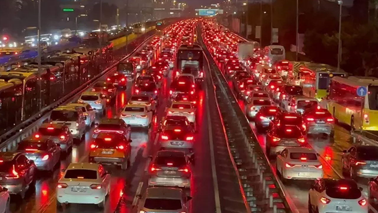 İstanbul’da trafik kilitlendi: Yoğunluk yüzde 87